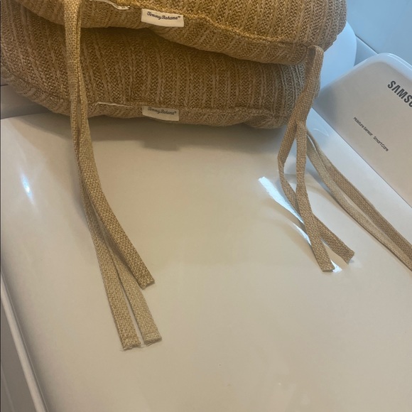 Like new! Tommy Bahama 20”x 20” Indoor/ Outdoor Tufted Woven Seat Cushions